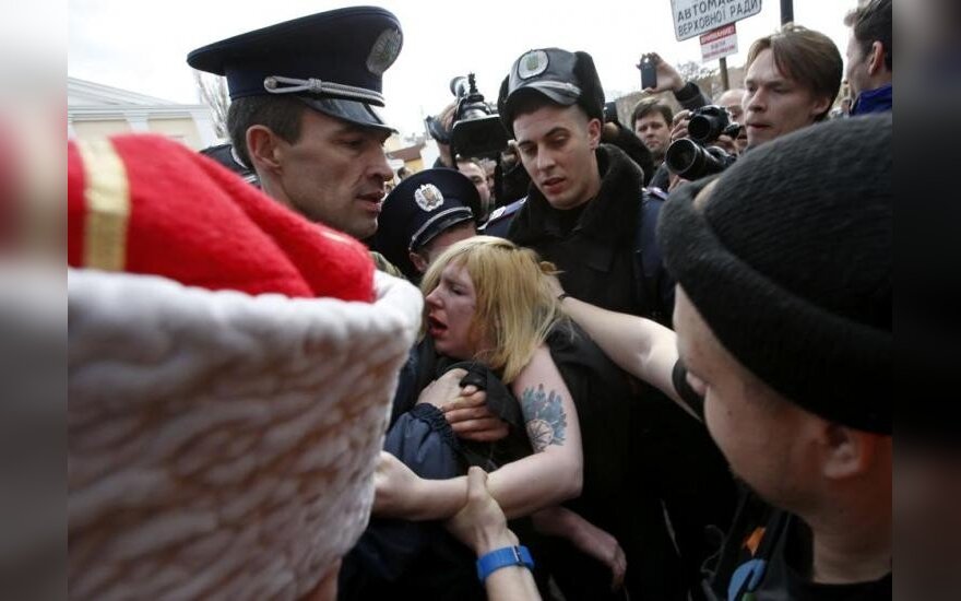 Активисток FEMEN избили в Крыму за акцию "Стоп Путин"