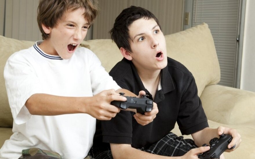 vaikas, berniukas, paauglys, draugai, kompiuteris, žaidimas, broliai