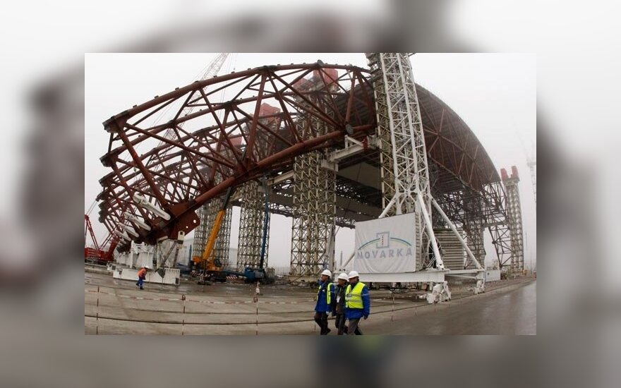 Над Чернобыльской АЭС возводят новый саркофаг
