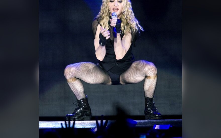 Коммунисты призвали Мадонну петь "Интернационал" и не вертеть попой
