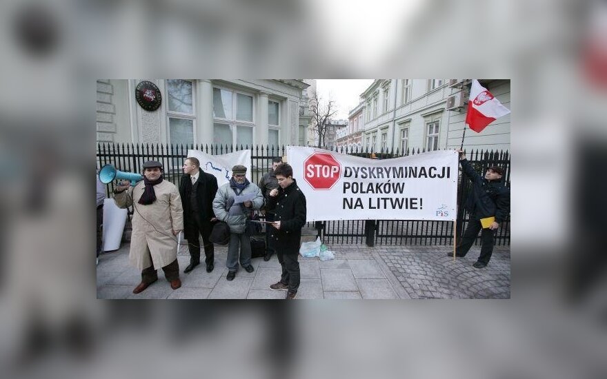 Lenkai protestuoja prie Lietuvos ambasados Varšuvoje (PAP nuotr.)