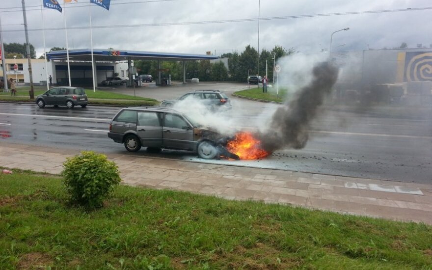В Вильнюсе на дороге загорелся автомобиль