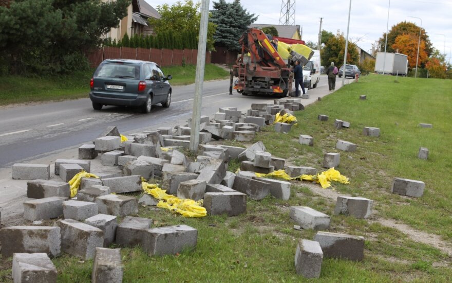 В Вильнюсе из грузовика на дорогу посыпались строительные блоки