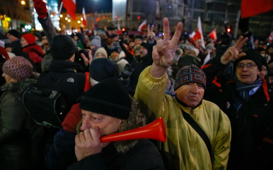 В Варшаве протестующие заблокировали в здании парламента лидера правящей партии