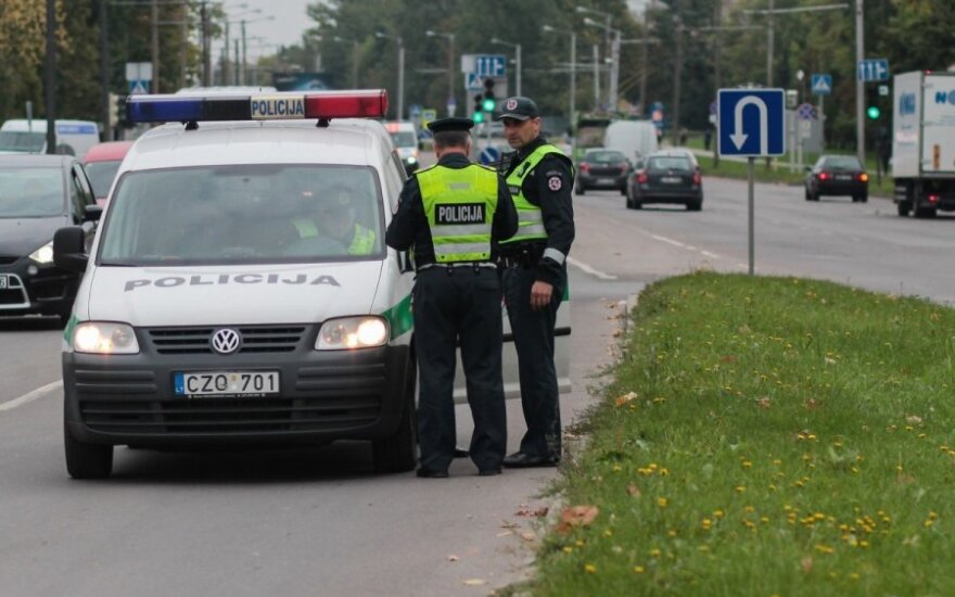 В Каунасе на оживленной улице автомобиль сбил школьницу