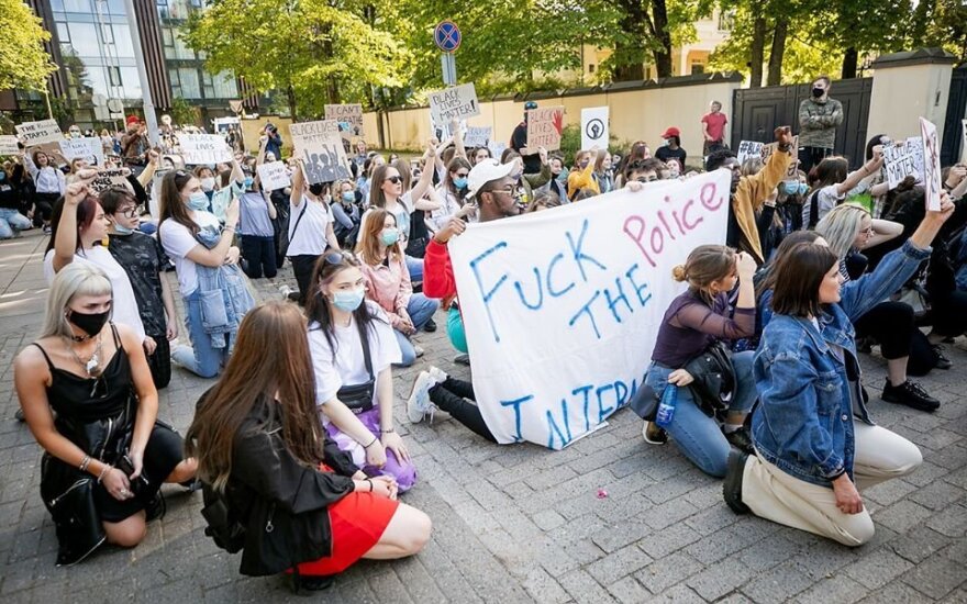 Протест в Вильнюсе вызвал жаркие дискуссии: точно ли литовская молодежь послала полицию на три буквы?