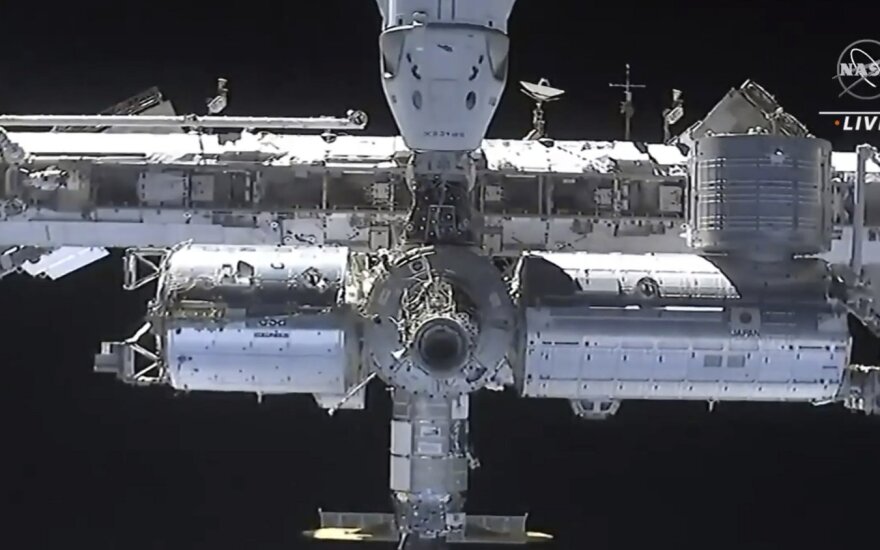 „SpaceX“ kapsulė „Crew Dragon Endeavour“ šeštadienio rytą prisijungė prie Tarptautinės kosminės stoties