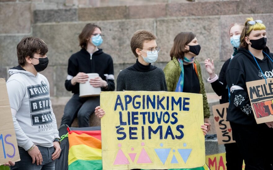 Опрос: жители Литвы склонны поддерживать узаконивание партнерских отношений между людьми разного пола
