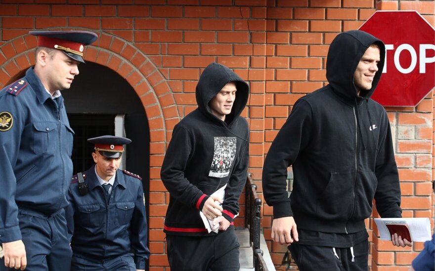 Pavelas Mamajevas ir Aleksandras Kokorinas su savo broliu paleisti į laisvę