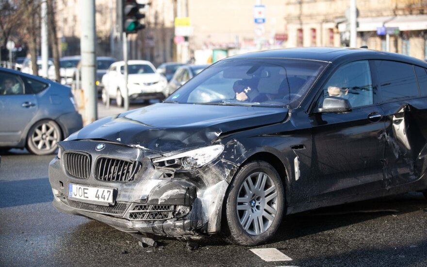 В Вильнюсе водитель BMW не пропустил полицейских: двух офицеров доставили в больницу