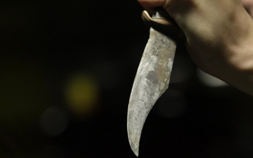Избивший женщину сожитель ударил себя в живот ножом