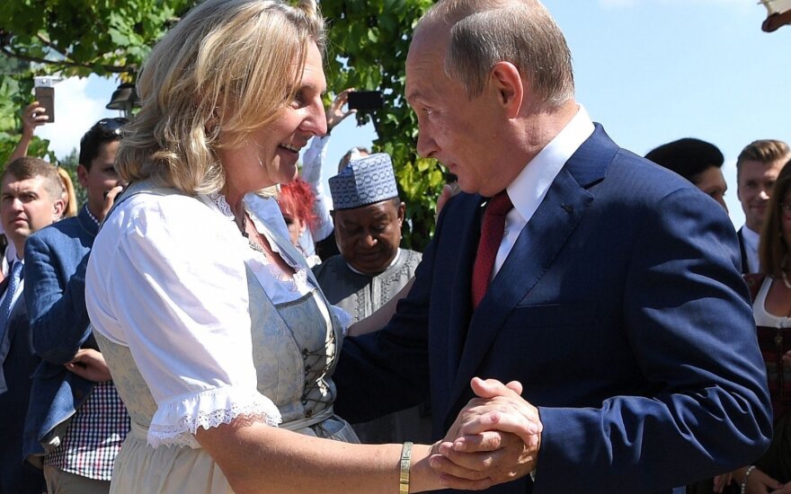 Бывшая глава МИД Австрии cтанцевала с Путиным, а теперь вошла в совет директоров "Роснефти"