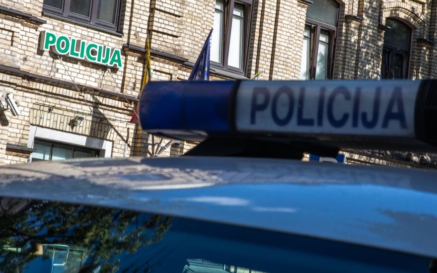 В автомобиле BMW полиция обнаружила контрабандные сигареты и наркотики