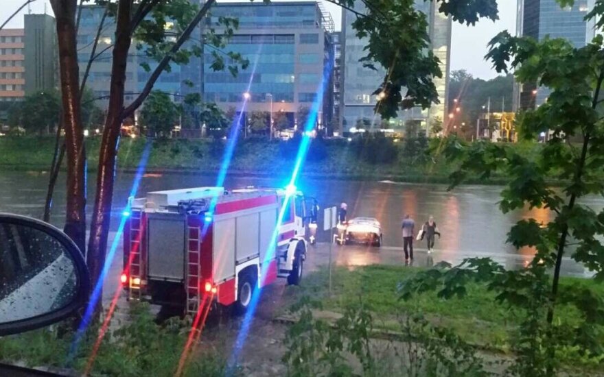 Во время ливня в Вильнюсе в реку съехал автомобиль