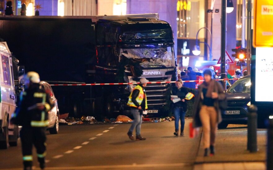 Berlyne sunkvežimis įvažiavo į žmonių minią