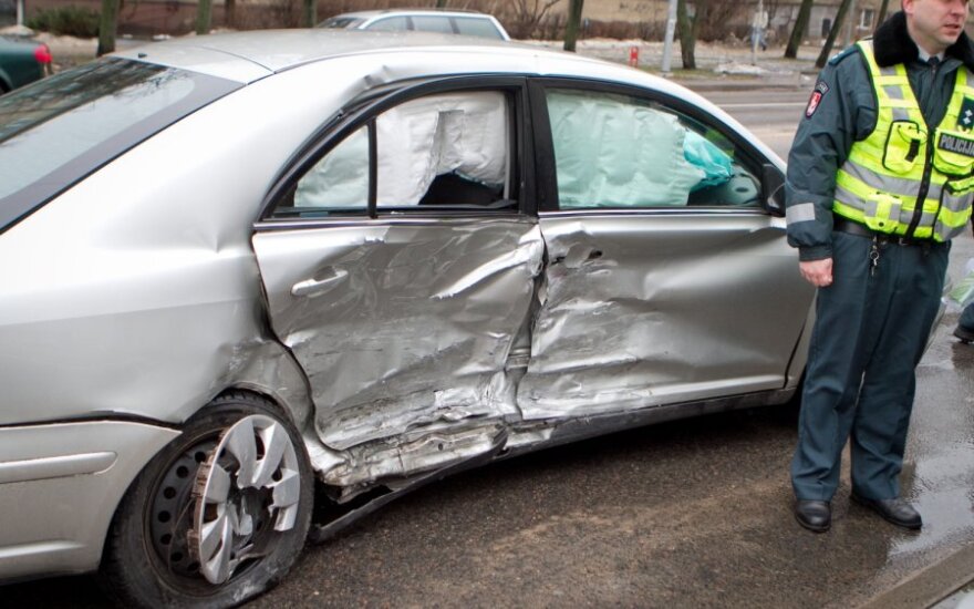 В Вильнюсе Audi врезалась в бок Toyota: три человека в больнице