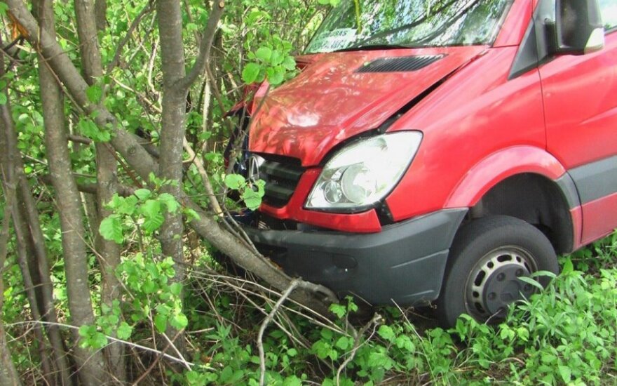 Из-за проблем со здоровьем водителя автобус "Клайпеда-Паланга" врезался в деревья