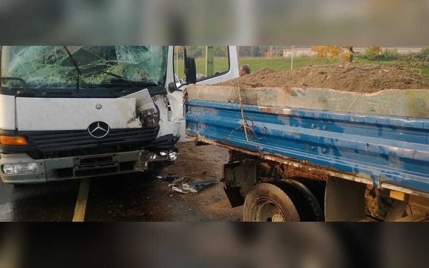 В Каунасе грузовой автомобиль Mercedes врезался в ряд автомобилей