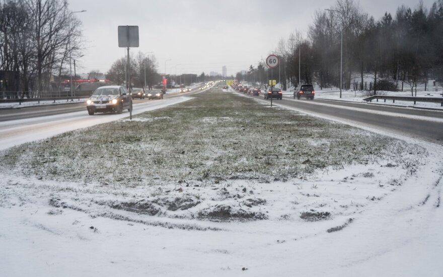 В Литве неожиданно выпал снег, осложнено движение на дорогах
