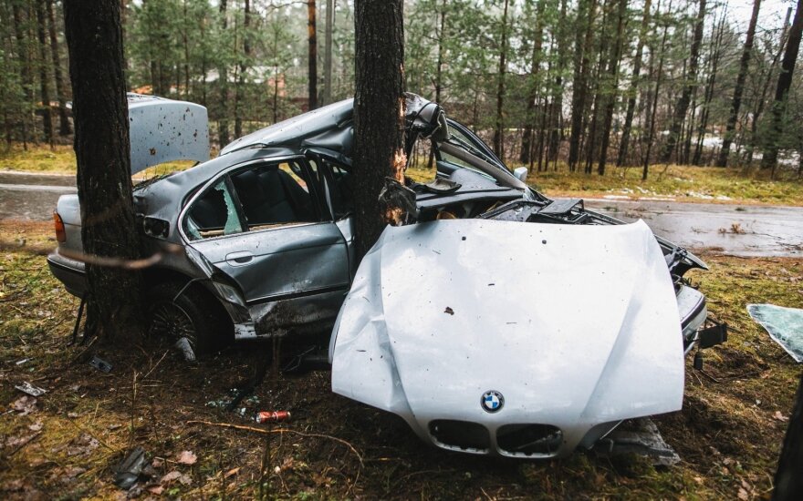 На окраине Вильнюса в дерево врезался молодой человек на BMW