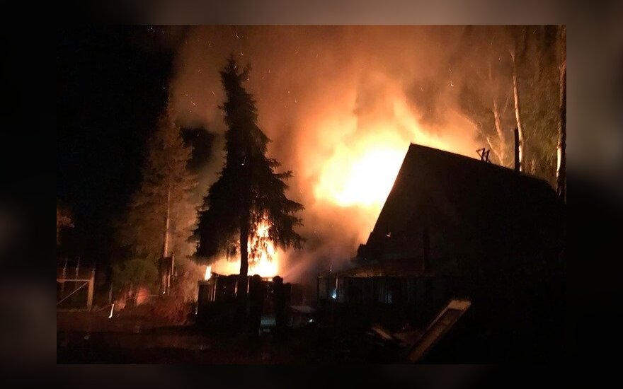 В Вильнюсе загорелся дом, пожарные спасли мужчину