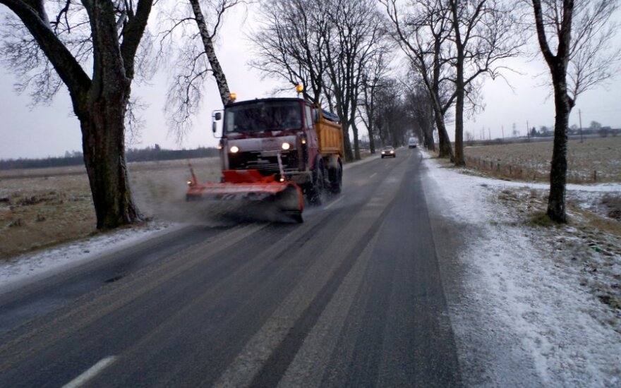 Vakarų Lietuvoje nuo sniego jau valo kelius ir gatves