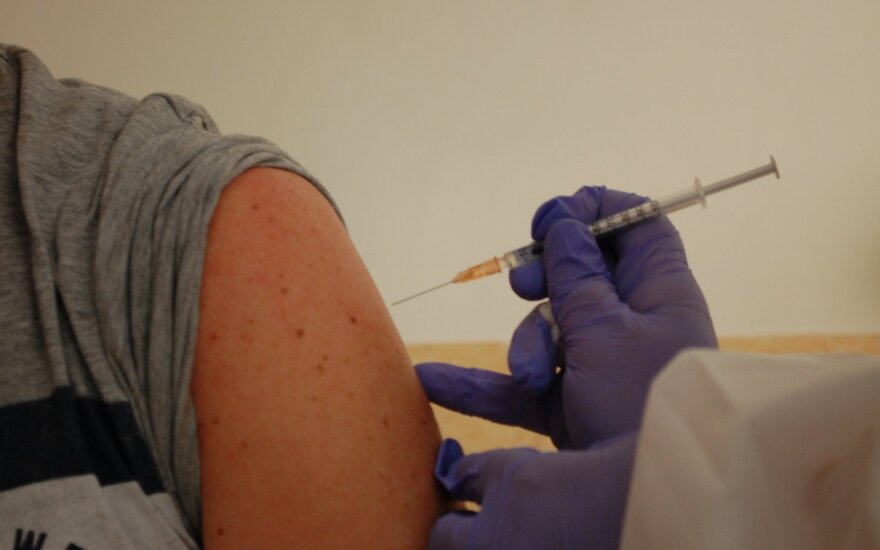 Наиболее уязвимых пациентов в Литве прививают третьей дозой вакцины от SARS-CoV-2