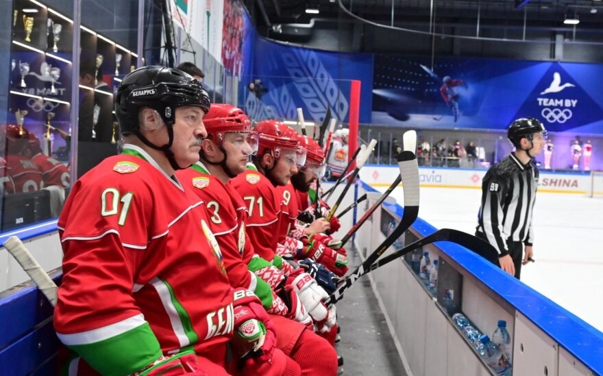 Aleksandras Lukašenka su savo ledo ritulio komanda