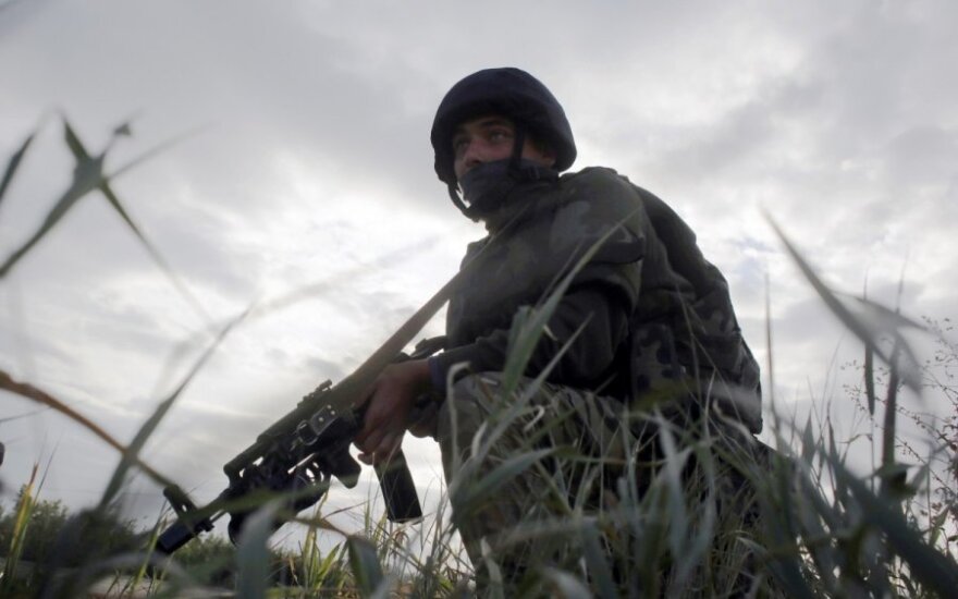 Порошенко: из плена освободили еще 12 украинских военных