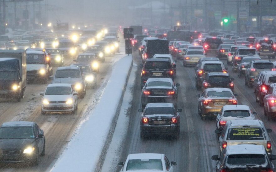 Москва: из-за снегопад шоферы ночевали в пробках