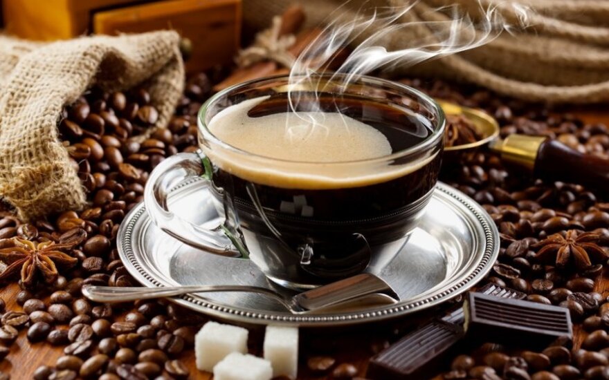 Naukowcy wyjaśniają korzyści z drzemania po... kawie