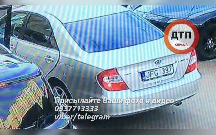 В Киеве мужчину и женщину силой усадили в автомобиль с литовским номером