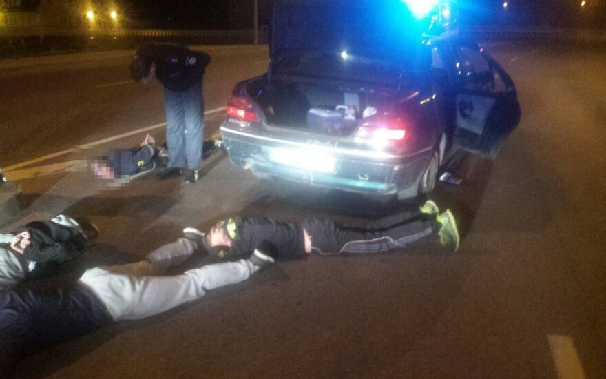 Ночью полиция преследовала полную машину пьяных детей