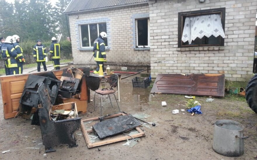 От сильного взрыва дом спасли старые окна