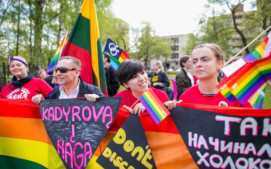 Пикет Лиги геев у посольства РФ в Литве: в России идет геноцид граждан
