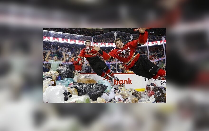 Канадские болельщики завалили лед тысячами плюшевых мишек