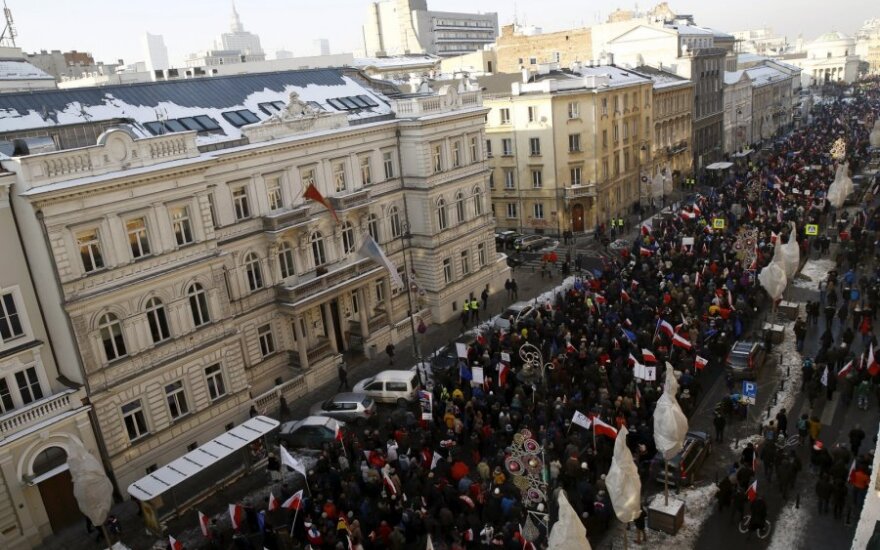 В Польше проходят манифестации против нового закона о расширении доступа к данным граждан