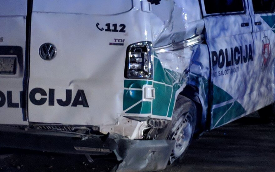 ДТП в Ширвинтай: после удара микроавтобус полиции перевeрнулся