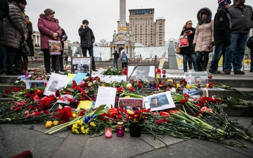 СМИ: цветы и фотографии с места убийства Немцова убрали по приказу вице-мэра Бирюкова