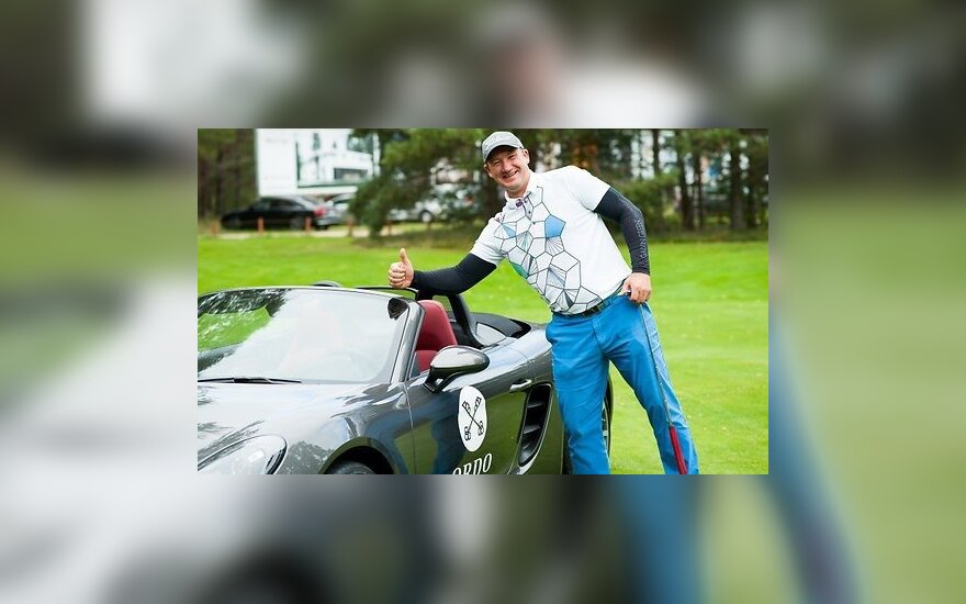 Литовец в Риге выиграл в гольф Porsche с одного удара