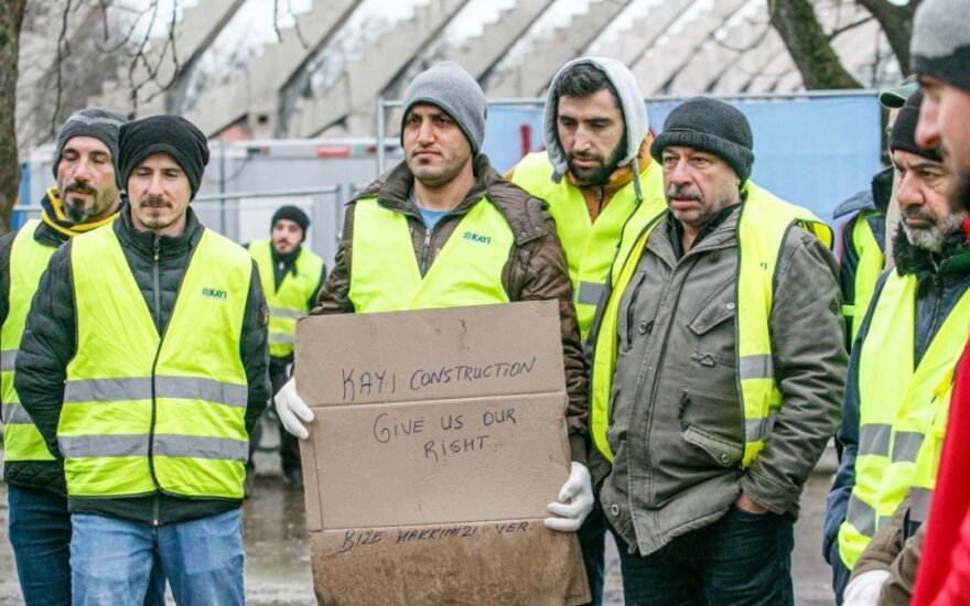 Kauno stadioną statantys turkai pradėjo bado streiką dėl nesumokėtų algų