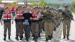 Pučo organizatoriai Turkijoje atvesdinti į teismą kolona, stebint miniai demonstrantų