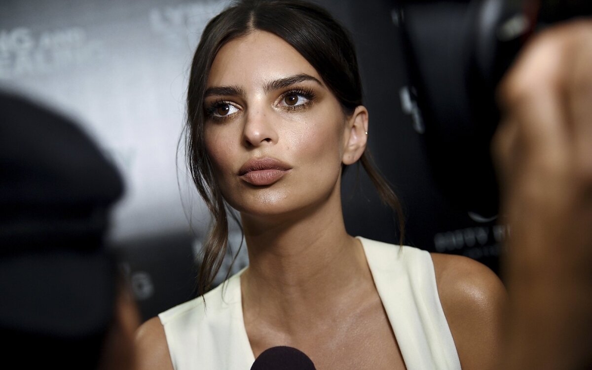 Seksualioji Emily Ratajkowski Laukiasi Pirmagimio Atzala Pati Pasirinks Kokios Lyties Nori Buti Delfi Veidai