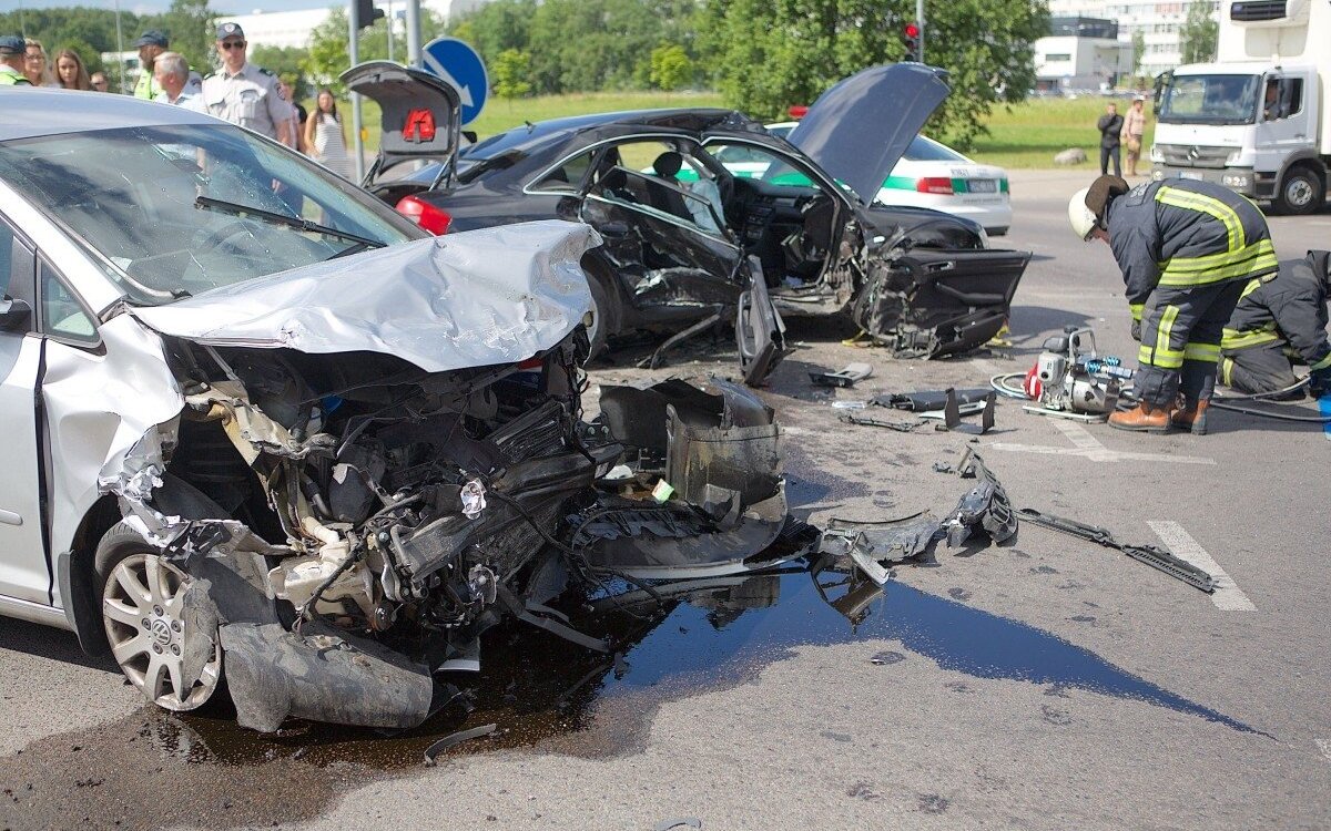 Kraupi Avarija Vilniuje Dvi Moterys Be Samonės Audi Pjaustė Ugniagesiai Delfi