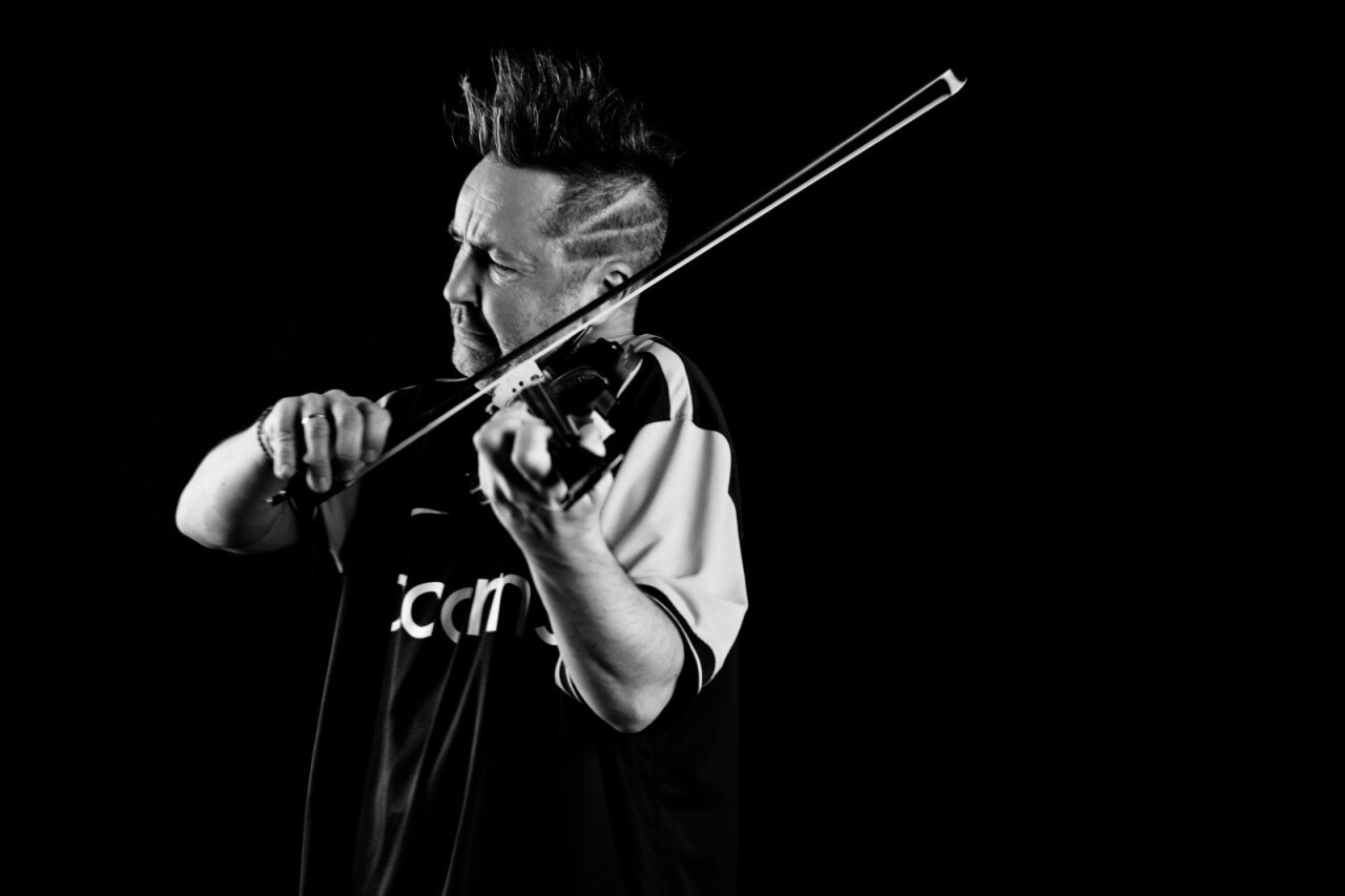 Nigel Kennedy įkvėpusios Asmenybės Nuo Muzikos Grandų Iki Lenkijos Dziazo Gitaristo Delfi Kultura