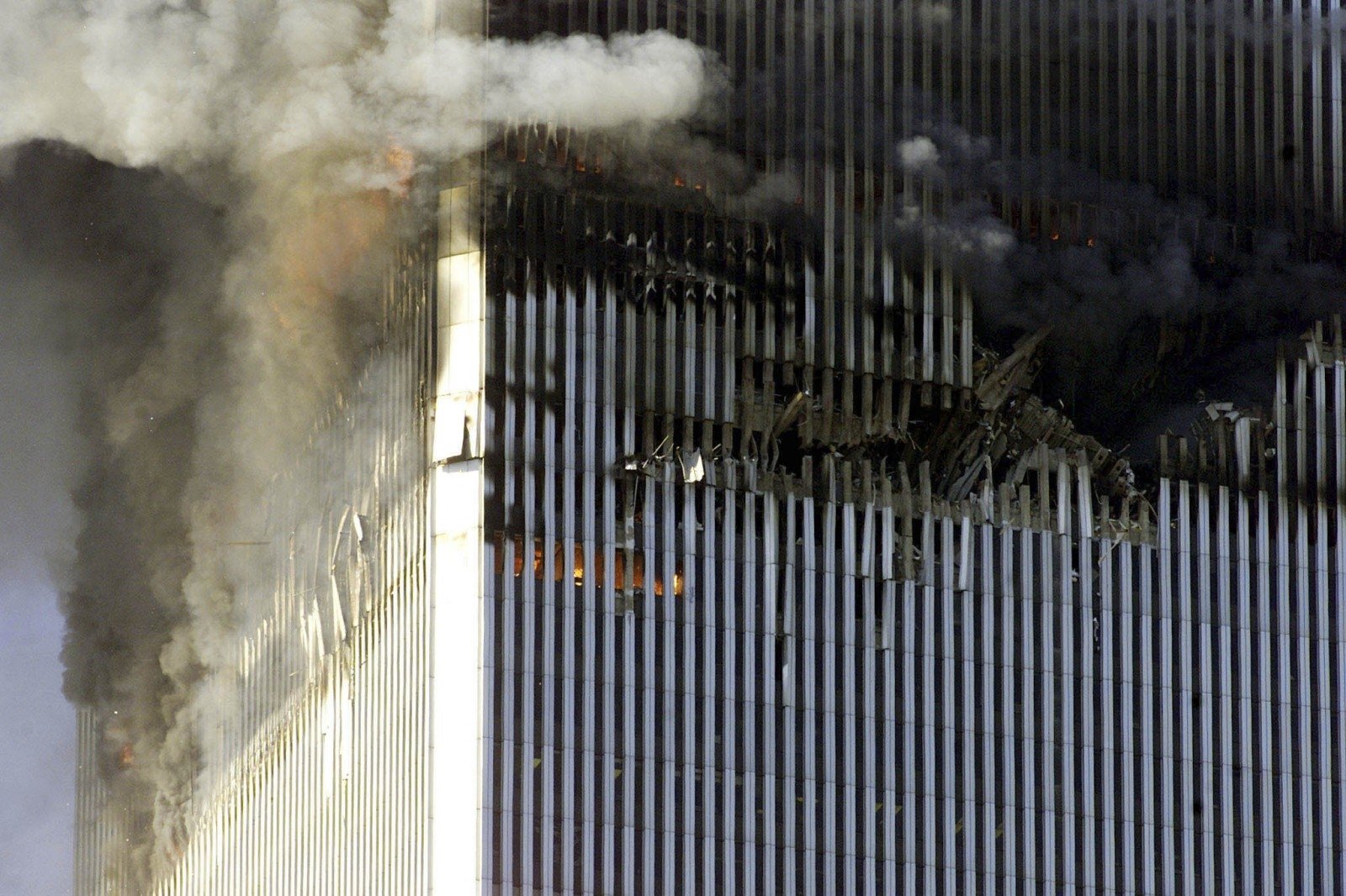 Сколько умерло людей во время теракта. Башни ВТЦ 11 сентября 2001. Всемирный торговый центр башни Близнецы 11 сентября. 11 Сентября 2001 первый самолет. 9\11 North Tower.