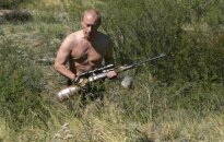 Apsinuoginęs Vladimiras Putinas medžioja