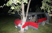 Neblaivus vairuotojas automobiliu išlaužė tvorą ir sode išpurtė obelį