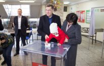 Algirdas Butkevičius ėjo balsuoti su žmona Janina ir anūke Kamile