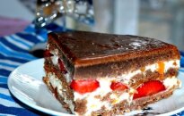 Šokoladinis jogurtinis tortas su braškėmis